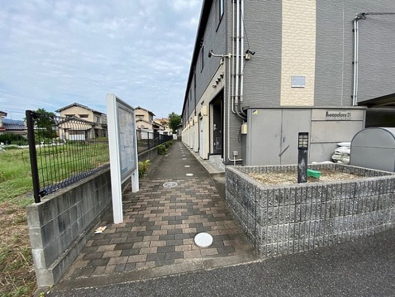 レオパレスルミエール明神 エントランス