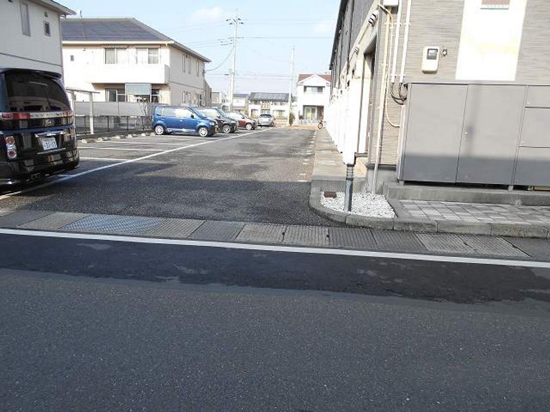 レオパレスジュネスⅤ 駐車場