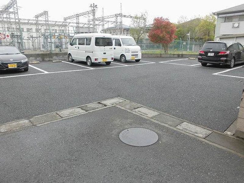レオパレスラフィーニア 駐車場