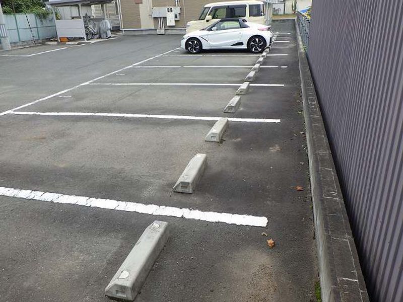 レオパレスプロバンスＳＫ 駐車場