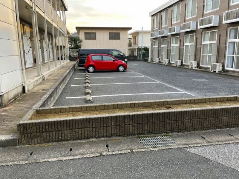 レオパレスカーネ 駐車場