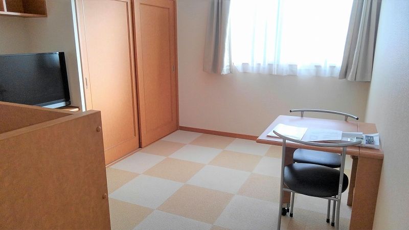 レオパレスクレシア 居間