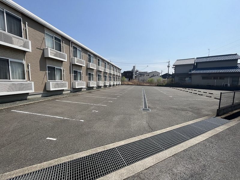 レオパレスフリージア山手 駐車場