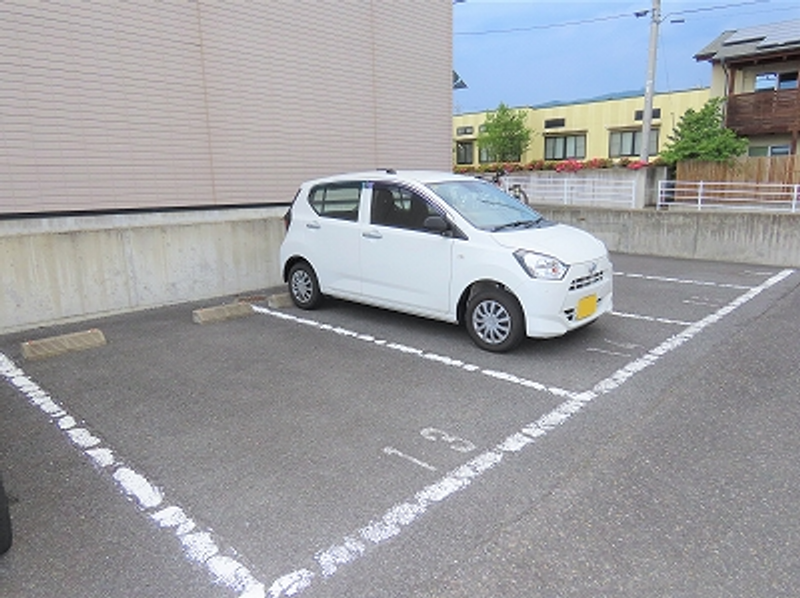 レオパレス小桜 駐車場