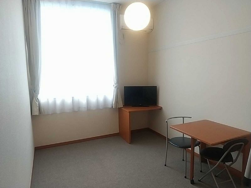 レオパレス城 居間