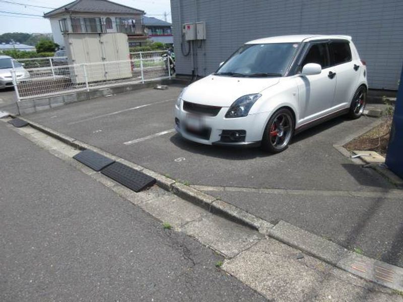 レオパレスビーグラッド 駐車場