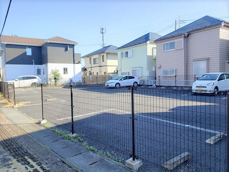 レオパレスロイヤルリーフ 駐車場