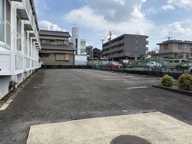 レオパレススラップ赤池 駐車場