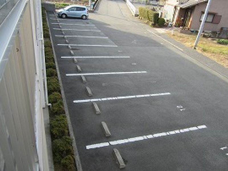 レオパレスウイング 駐車場