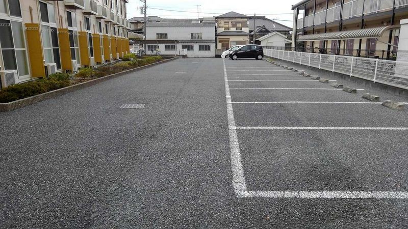 レオパレスアーバン・ビレッジ 駐車場