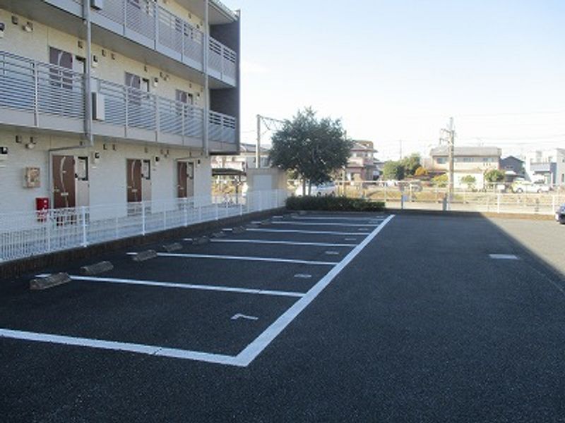 レオパレスラ　ルーチェ 駐車場