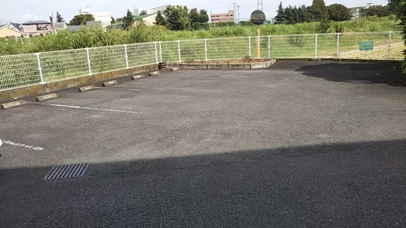 レオパレスパストラル 駐車場