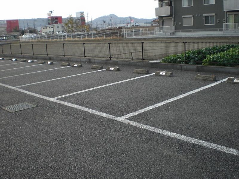 レオパレスアイ 駐車場