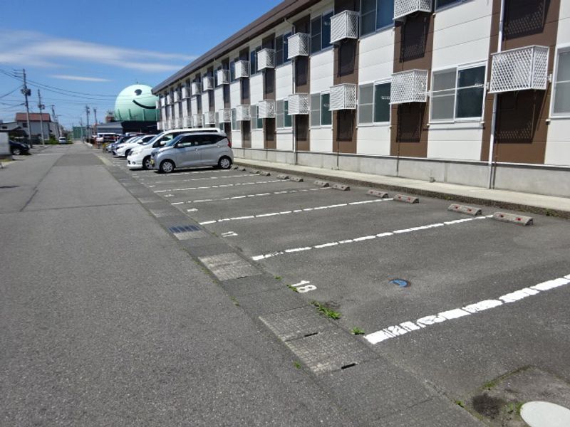 レオパレスティアラ 駐車場