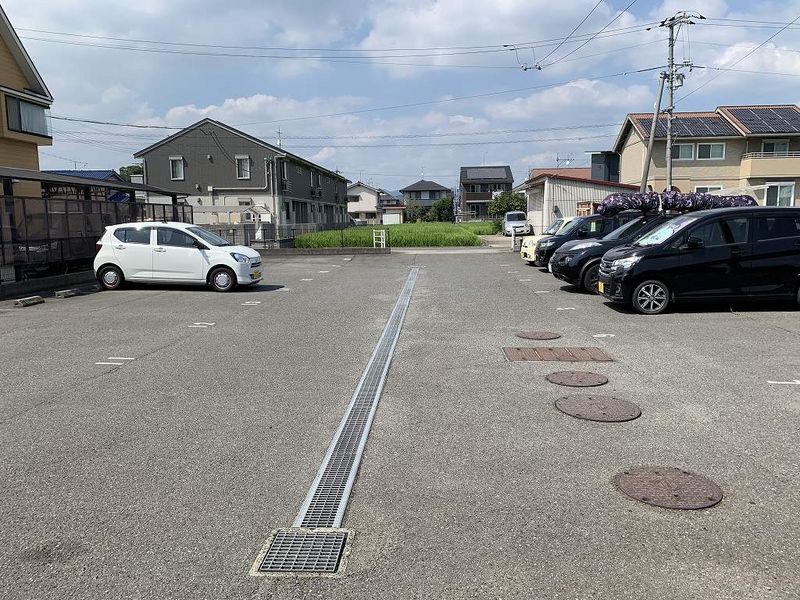 レオパレスカワミナミ 駐車場