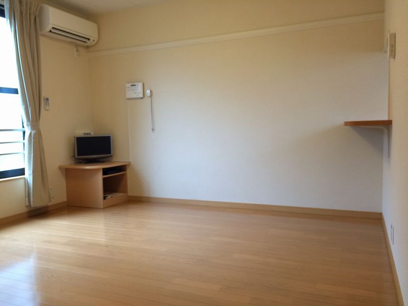 レオパレス積志 居間