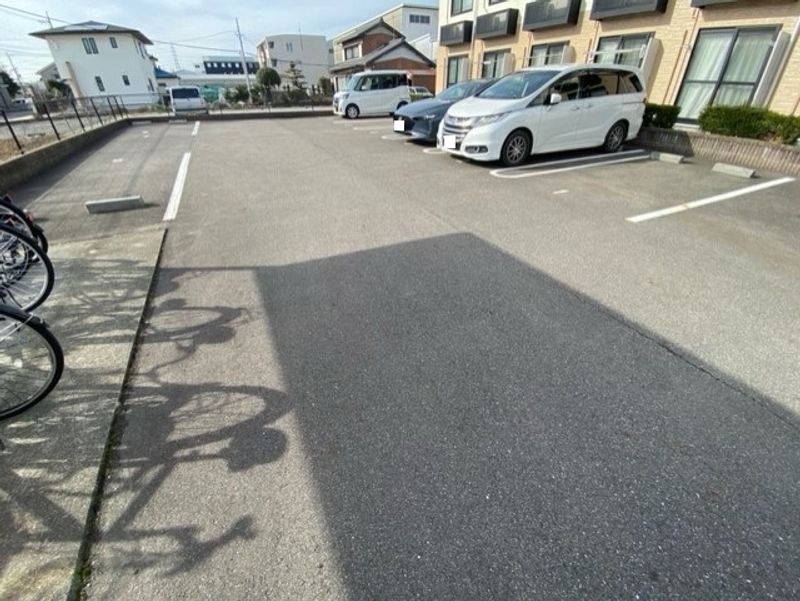レオパレスふじよし 駐車場