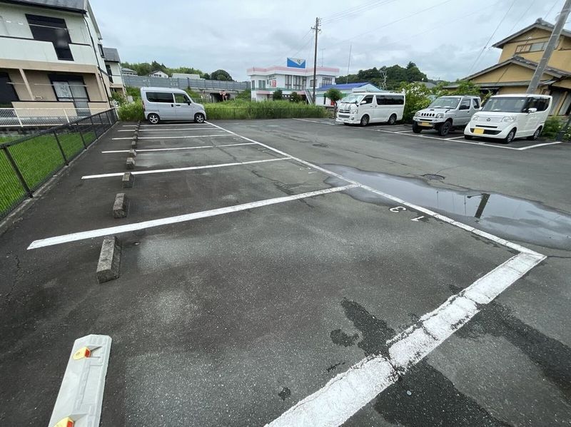 レオパレスバロン 駐車場