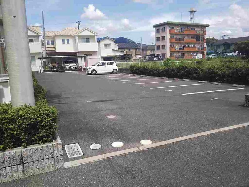 レオパレスリベイン 駐車場