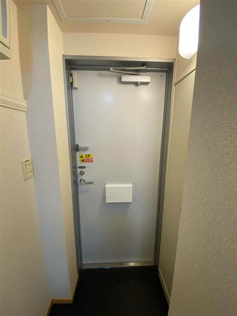 レオパレスカーサ　グリチーネ 玄関