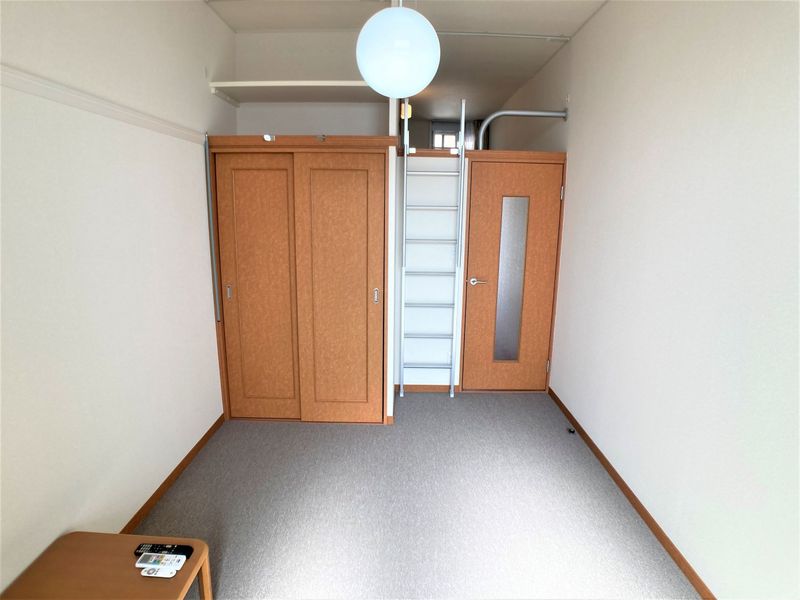 レオパレスシエスタ西郷屋敷 居間