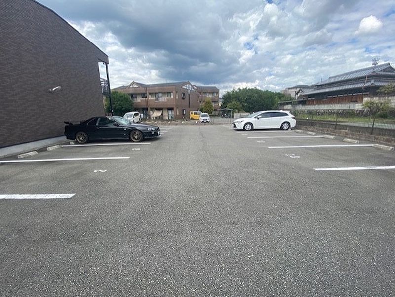レオネクストみやのまえ 駐車場