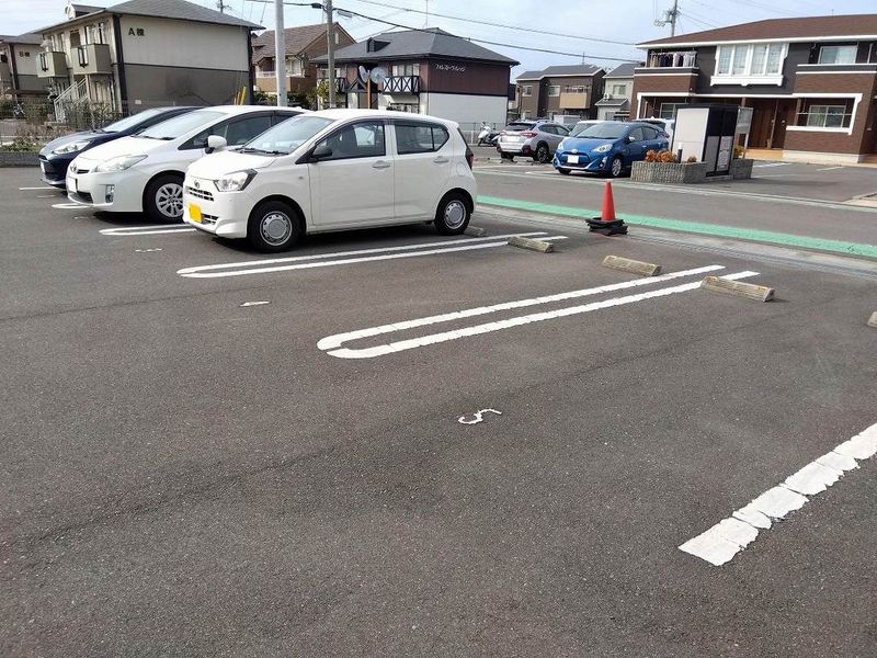 クレイノリアン 駐車場