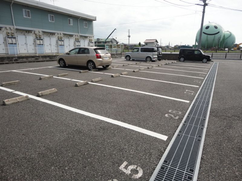 レオパレスティアラⅡ 駐車場