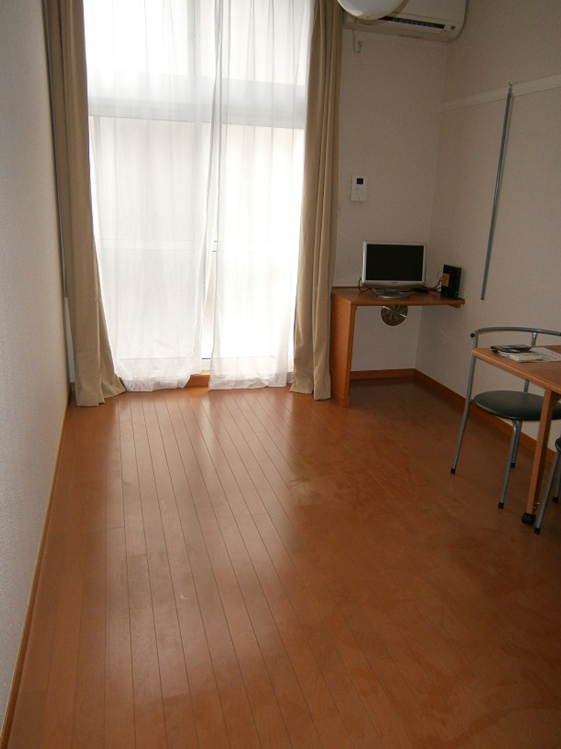 レオパレス高砂 居間