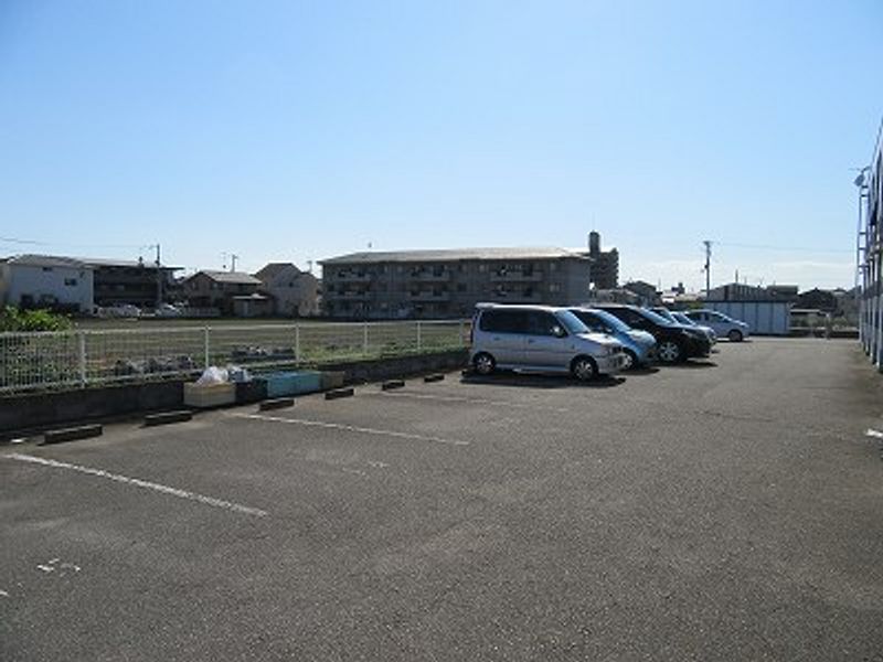 レオパレスルニＩ 駐車場