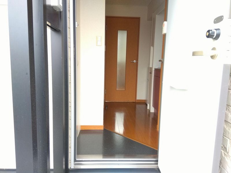 レオパレスさぬき 玄関
