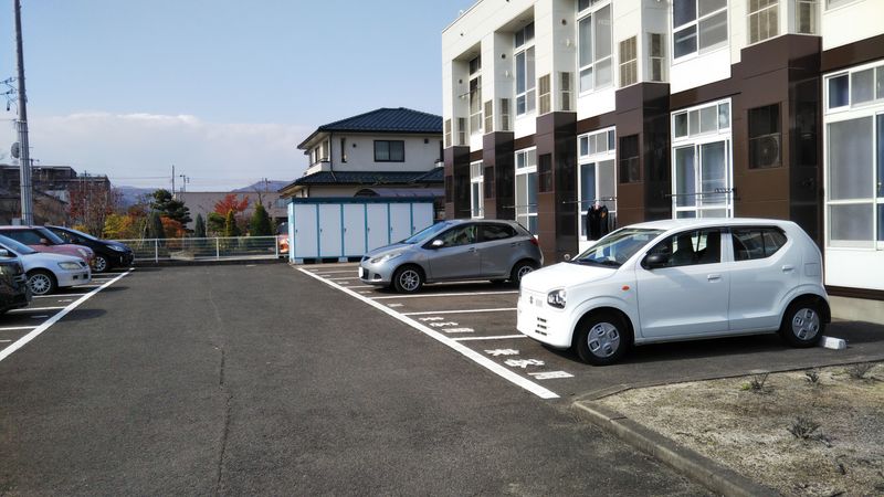 レオパレス中屋敷 駐車場