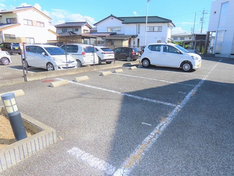 レオパレス中御所 駐車場
