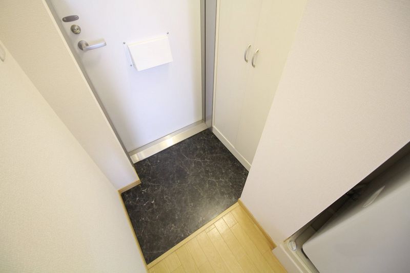 レオパレスひまわり 玄関