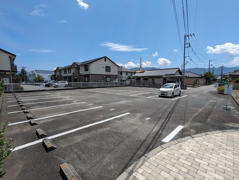 レオパレスクレスト９８ 駐車場
