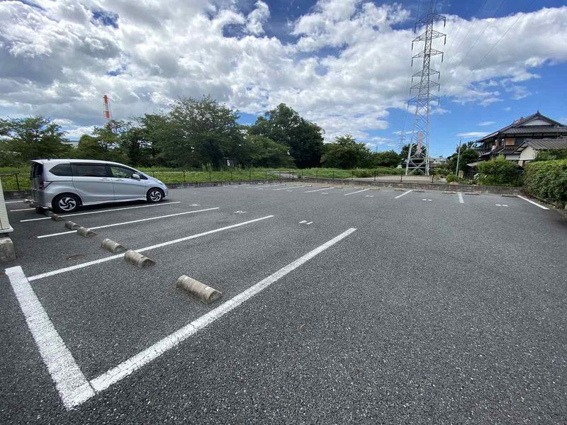 レオネクスト八代福正Ⅰ 駐車場