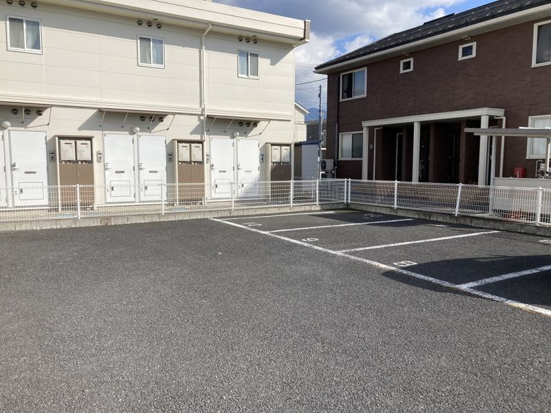 レオパレスＹＯＵ 駐車場