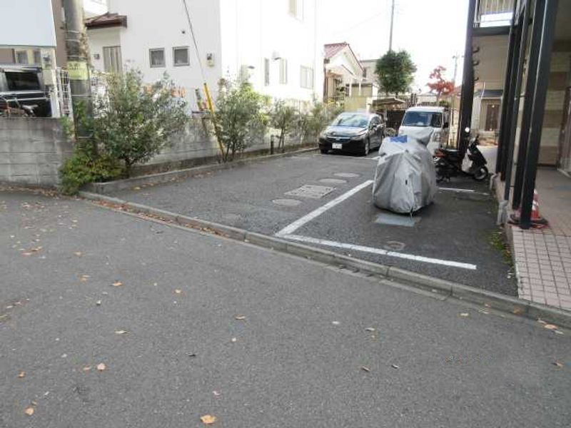レオパレスリコリス 駐車場