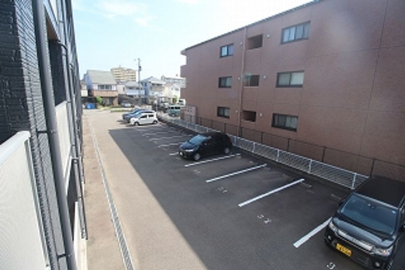 レオパレス松山インター 駐車場