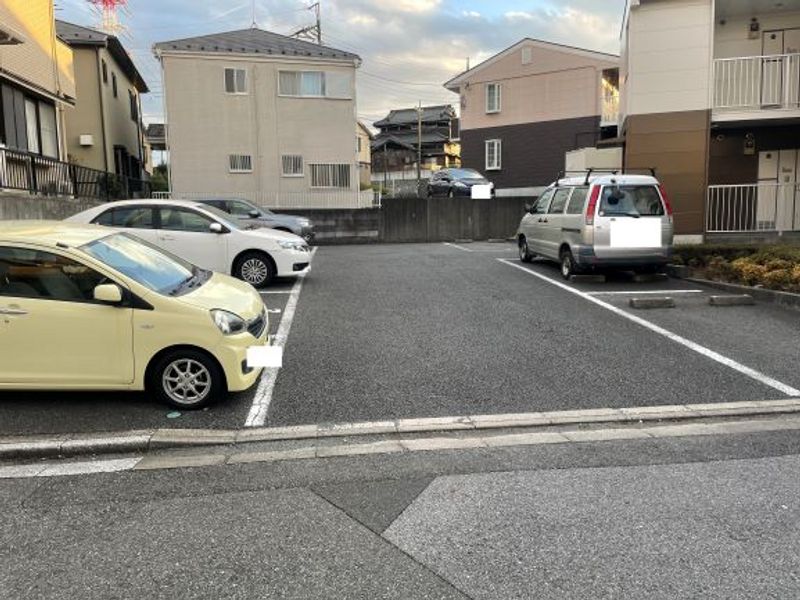 レオパレスブライト 駐車場