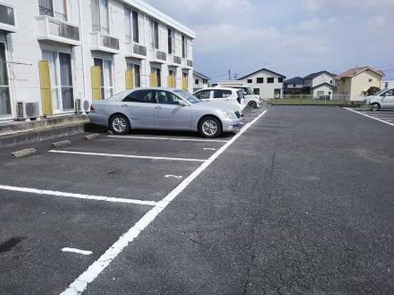 レオパレスコルトレーン 駐車場