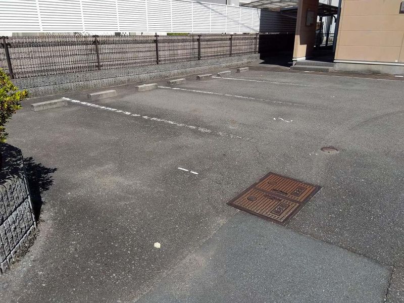レオパレスサンライズ松陽 駐車場