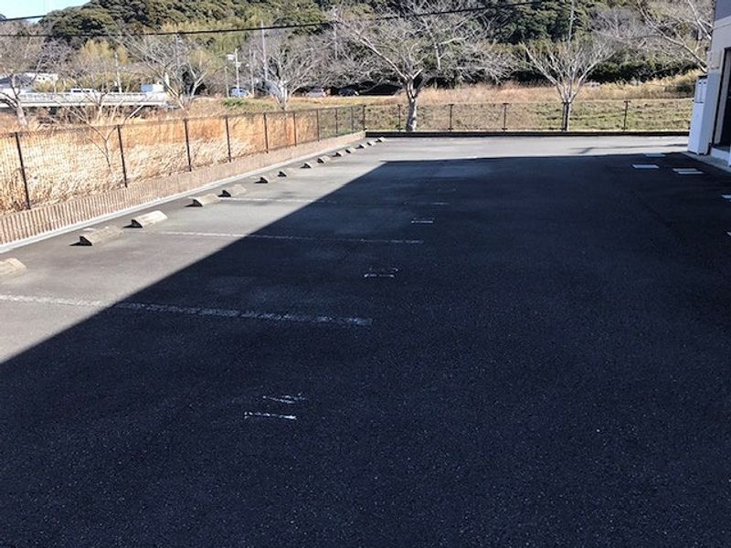 レオパレスホリー 駐車場