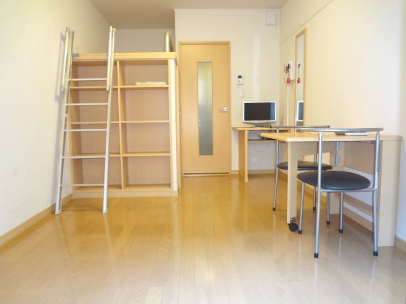 レオパレス弥栄 居間