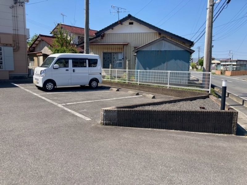 レオパレスラッキーハイム 駐車場
