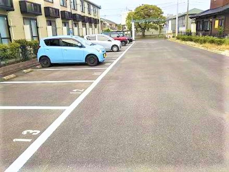 レオパレス美リーフⅢ 駐車場