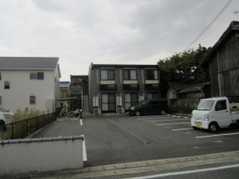 レオパレス葵 駐車場
