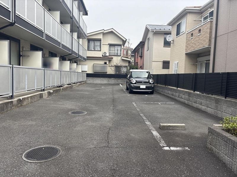 レオパレスハーモニー蕨 駐車場