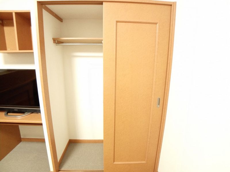 レオパレスウッド　ワーク 収納