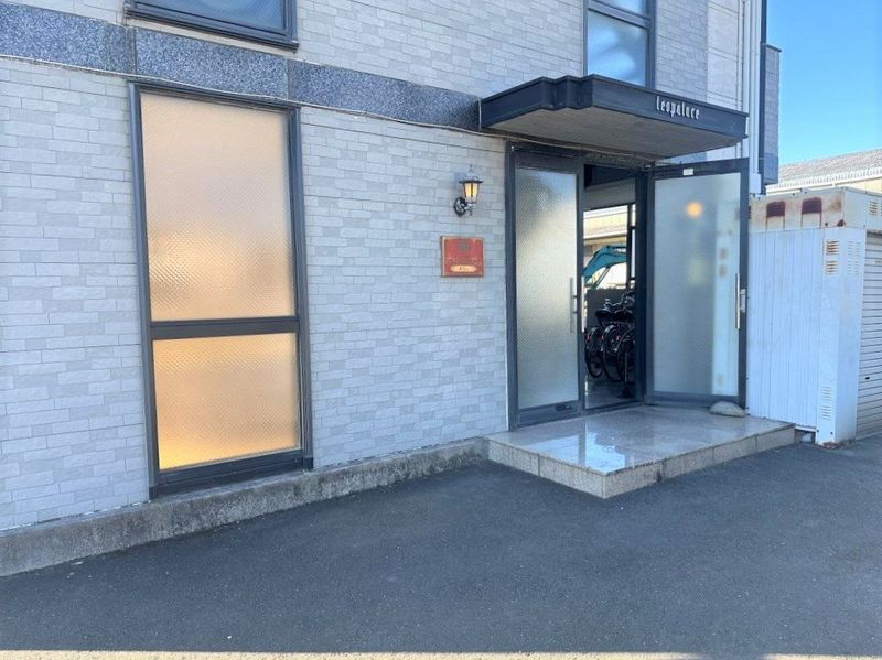 レオパレス新富士 エントランス